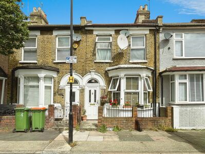 Hollybush Street, 2 bedroom Mid Terrace House to rent, £1,750 pcm