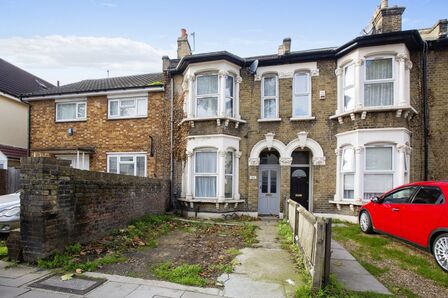 3 bedroom Mid Terrace House to rent