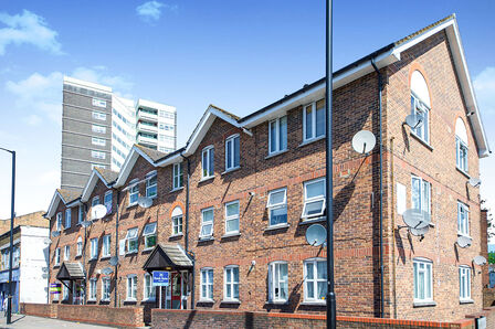 High Street, 1 bedroom Flat to rent, &pound;1,450 pcm