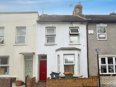 Wellington Road, 5 bedroom Mid Terrace House to rent, &pound;3,250 pcm