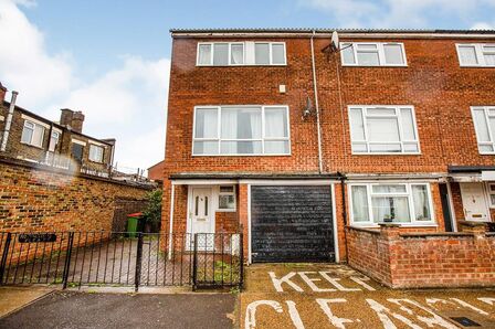 Leywick Street, 4 bedroom Mid Terrace House to rent, £2,250 pcm