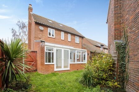 High Meads Road, 4 bedroom Link Detached House to rent, £2,500 pcm