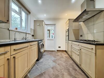 4 bedroom Mid Terrace House for sale