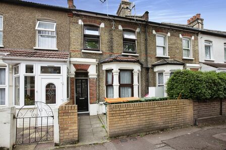 Creighton Avenue, 1 bedroom  Flat to rent, £1,500 pcm