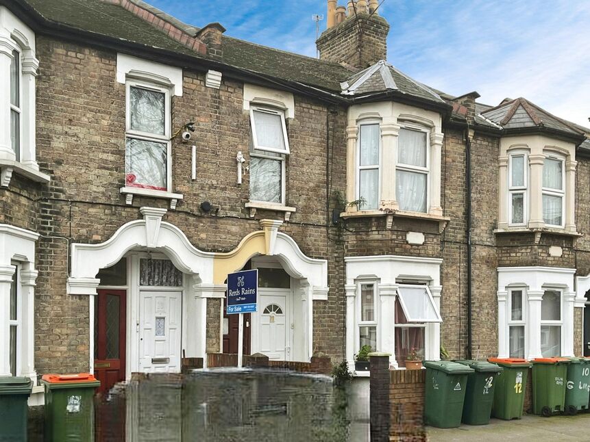 3 bedroom Mid Terrace Flat for sale