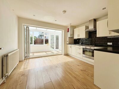 4 bedroom Mid Terrace House for sale