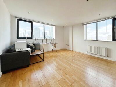 East India Dock Road, 2 bedroom  Flat for sale, £310,000