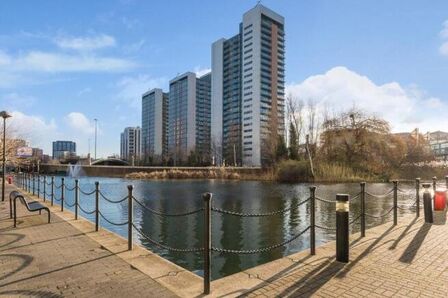 Blackwall Way, 2 bedroom  Flat for sale, £325,000