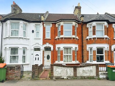 Shakespeare Crescent, 3 bedroom Mid Terrace House to rent, £2,600 pcm