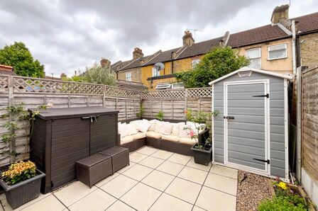4 bedroom Mid Terrace House for sale