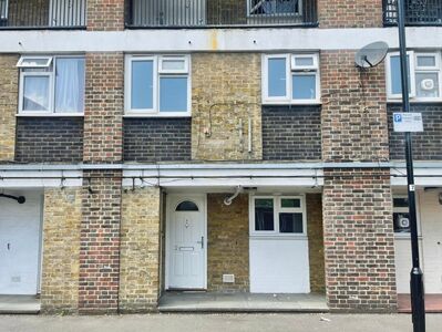 Beatrice Close, 2 bedroom Mid Terrace Flat to rent, £1,925 pcm