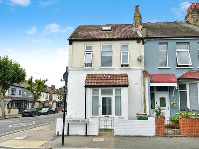 Brampton Road, 4 bedroom End Terrace House to rent, £2,750 pcm