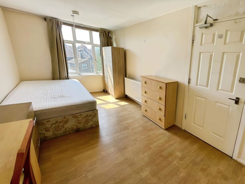 1 bedroom Mid Terrace Room to rent