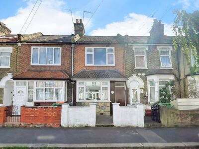 Upperton Road West, 3 bedroom Mid Terrace House to rent, £2,500 pcm