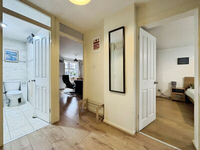 Romford Road, 2 bedroom Flat for sale, &pound;300,000