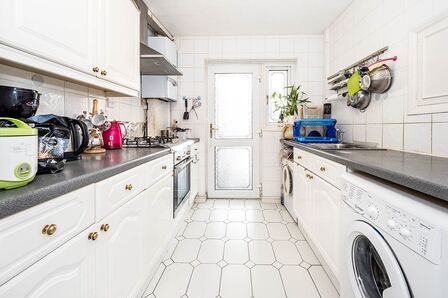 3 bedroom Mid Terrace House for sale