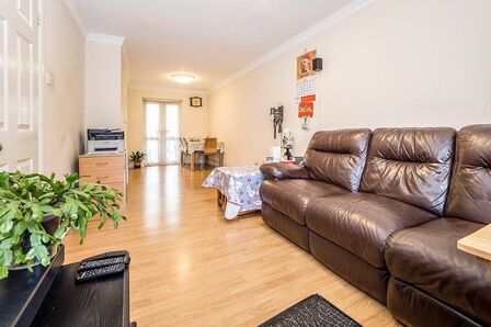 3 bedroom Mid Terrace House for sale