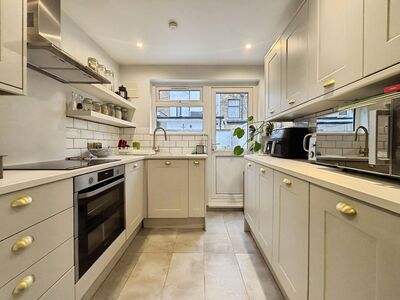 2 bedroom Mid Terrace House for sale