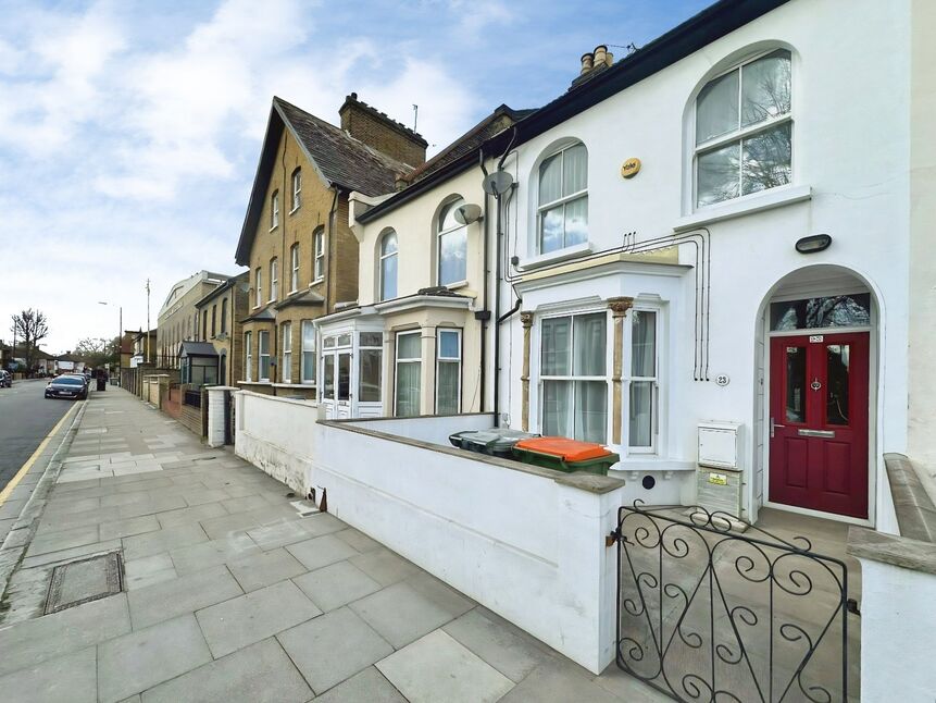 3 bedroom Mid Terrace House for sale