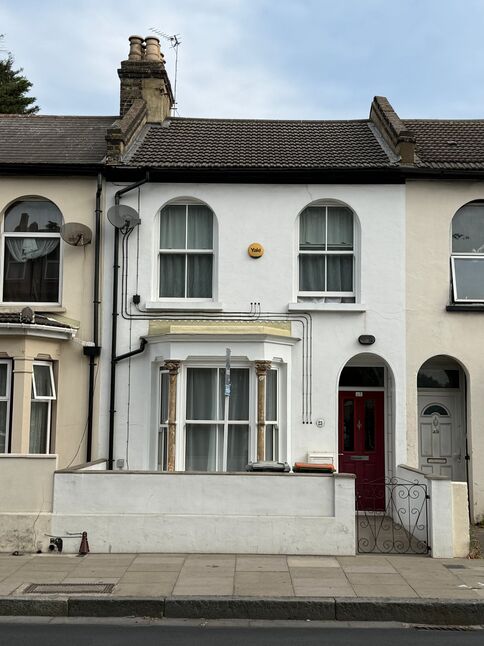 3 bedroom Mid Terrace House for sale