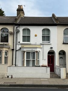 3 bedroom Mid Terrace House for sale