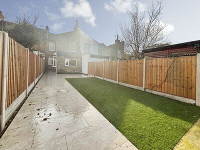 3 bedroom Mid Terrace House for sale