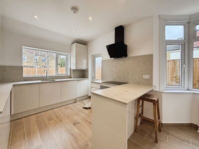 3 bedroom Mid Terrace House for sale