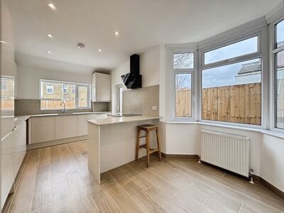 3 bedroom Mid Terrace House for sale