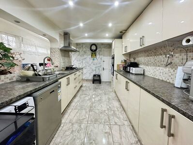 Caistor Park Road, 5 bedroom Mid Terrace House for sale, &pound;650,000