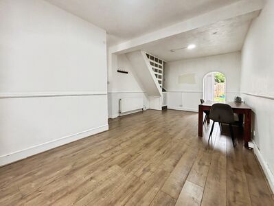2 bedroom Mid Terrace House for sale