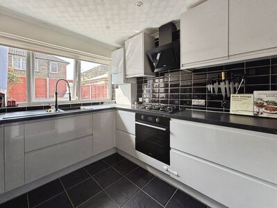 3 bedroom Mid Terrace House for sale