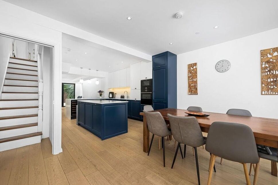 5 bedroom Mid Terrace House for sale