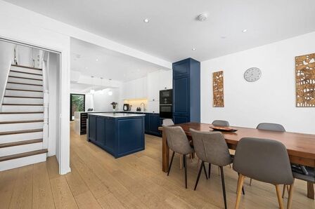 5 bedroom Mid Terrace House for sale