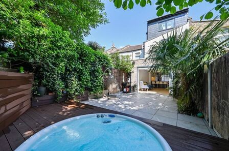 5 bedroom Mid Terrace House for sale