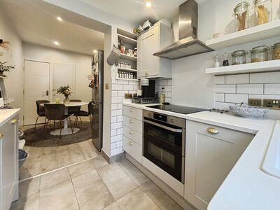 2 bedroom Mid Terrace House for sale
