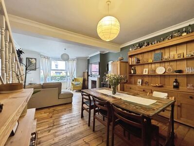 3 bedroom Mid Terrace House for sale
