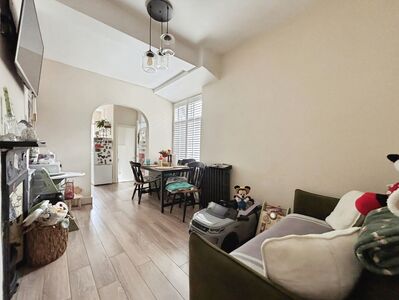 Carson Road, 3 bedroom Flat for sale, &pound;300,000