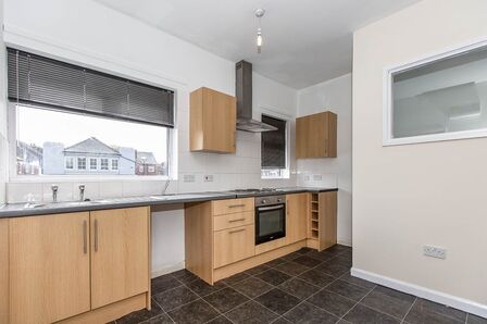 Pontefract Road, 2 bedroom  Flat to rent, £650 pcm