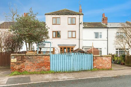 4 bedroom Mid Terrace Property for sale