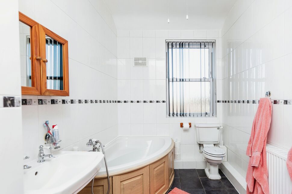 2 bedroom Mid Terrace House for sale, Willow Lane, Featherstone, WF7