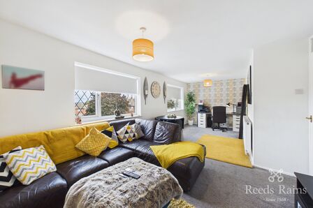Queen Elizabeth Drive, 2 bedroom Flat to rent, &pound;875 pcm
