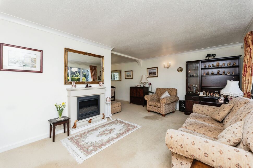 Lounge / Dining Area