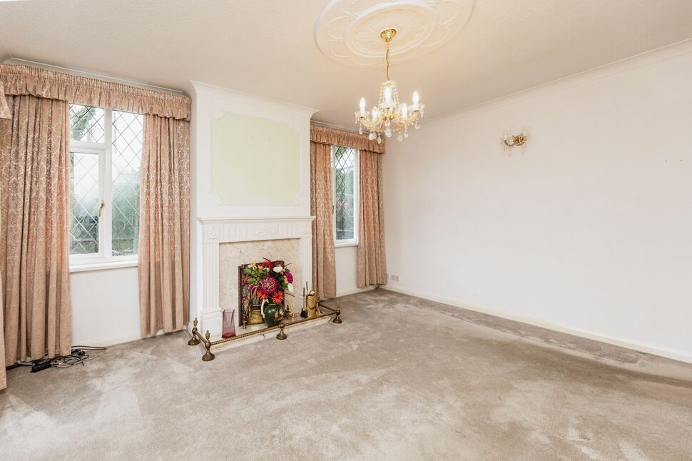 Lounge / Dining Area