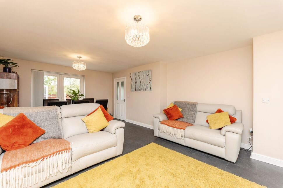 Lounge / Dining Area