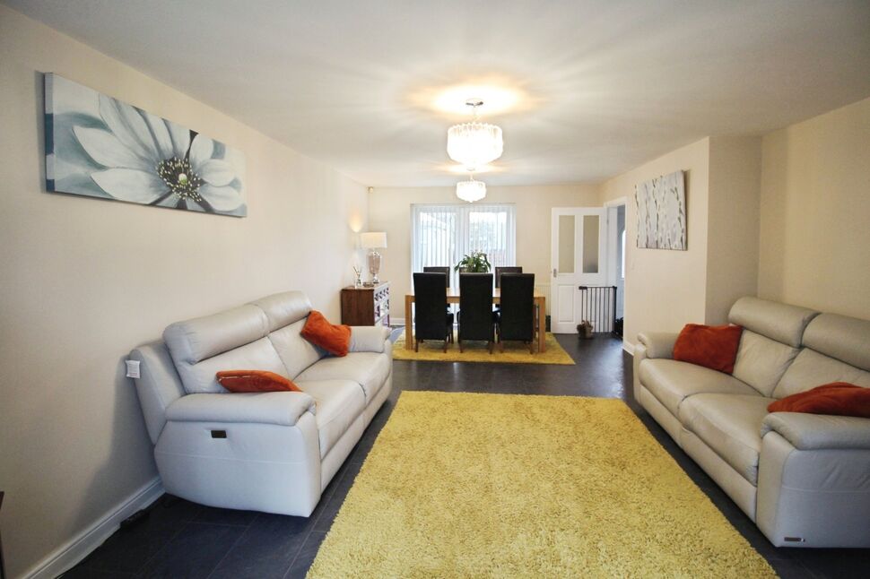 Lounge / Dining Area