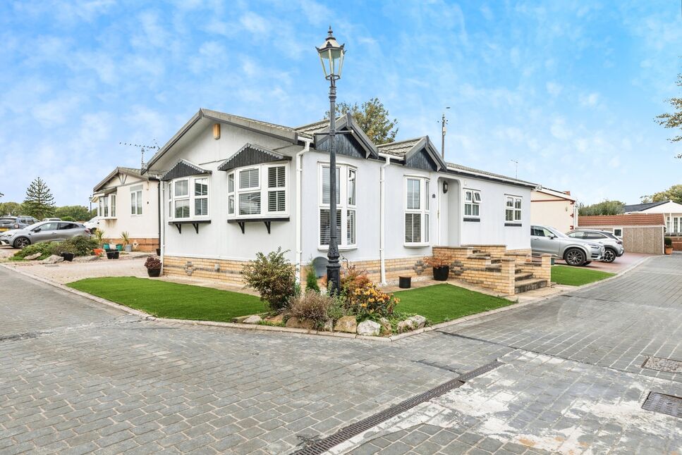Main image of 2 bedroom  Property for sale, Oakwood Close, Knottingley, West Yorkshire, WF11