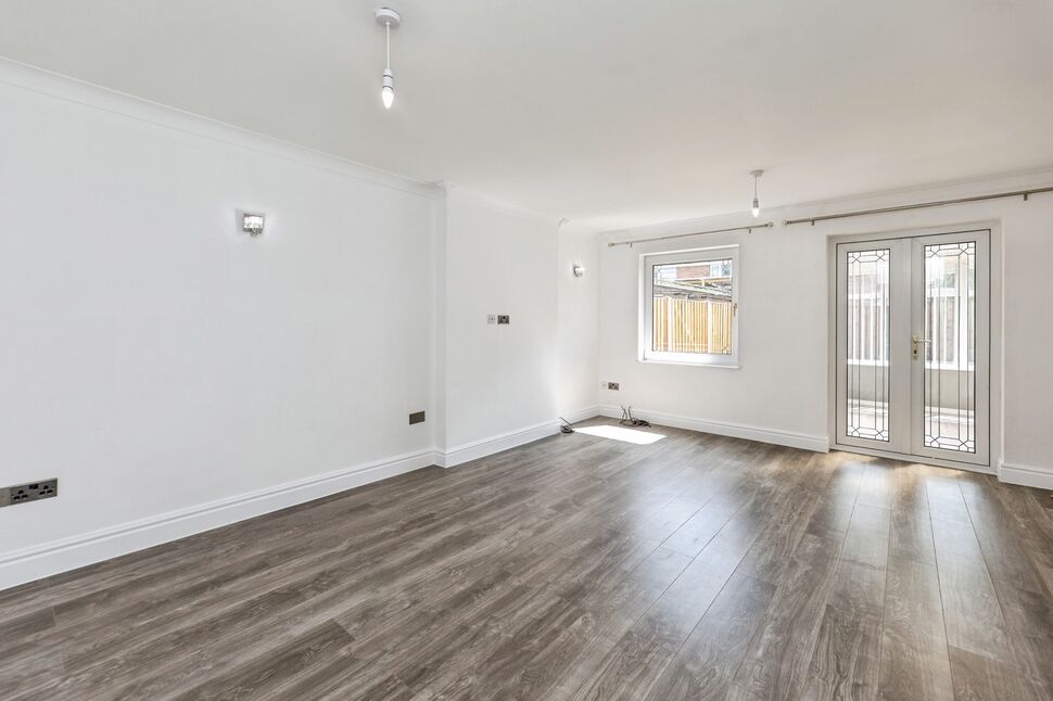 Lounge / Dining Area