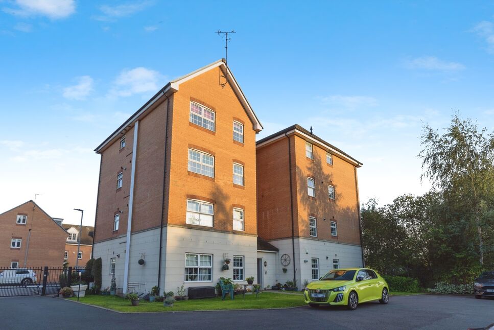 Main image of 2 bedroom Flat for sale, Priory Chase, Pontefract, West Yorkshire, WF8