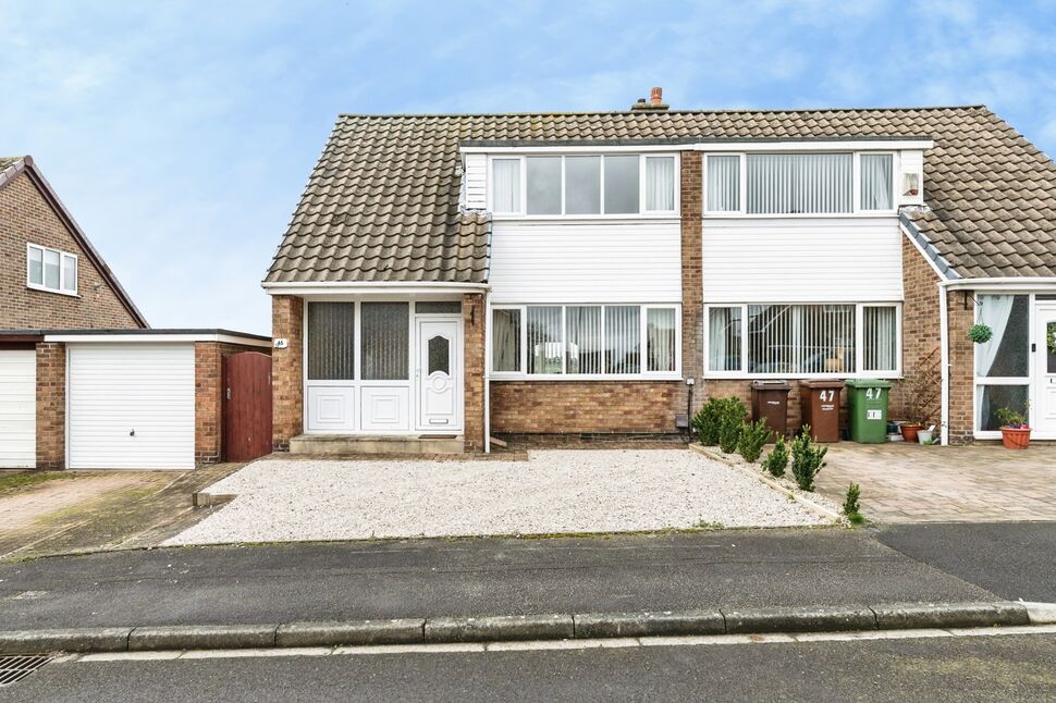 Main image of 3 bedroom Semi Detached House for sale, Ravensmead, Featherstone, West Yorkshire, WF7