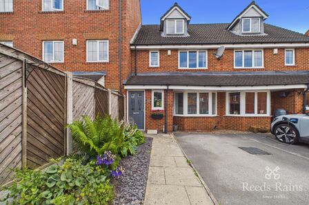 Deans Court, 3 bedroom Mid Terrace House for sale, &pound;220,000